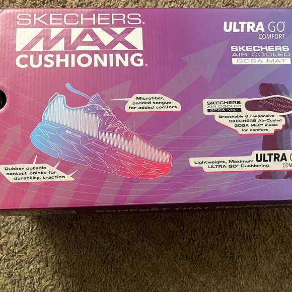 BNIB sketchers max cushioning sneakers - Picture 2 of 3